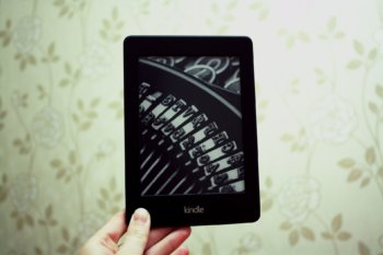 Kindle Oasis 大きさ　手　持つ
