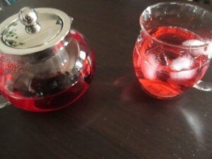 夜の読書中の飲み物。ノンカフェイン 紅茶・フルーツ ＆ ハーブティー・安いのでおすすめです。