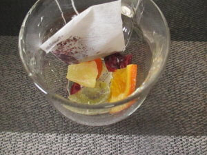 読書中の飲み物におすすめ!フルーツハーブティー。食べて飲めるから一息つけて小腹もみたせる。。。